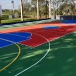 Quadra externa em pintura acrílica vermelha, verde e azul