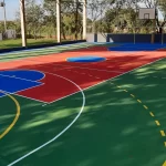 Quadra externa em pintura acrílica vermelha, azul e verde