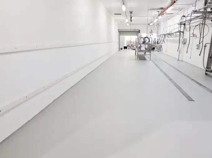 Corredor com piso uretano e rodapé boleado